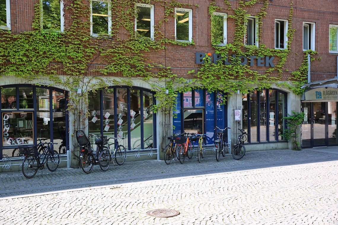 Biblioteksmedarbetare i skottlinjen