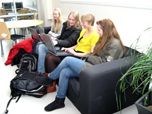 jenter_med_pc_p_nannestad-web.jpg