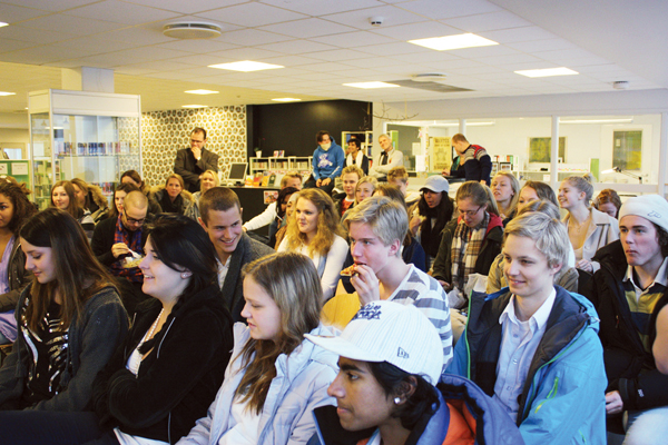 28-30_Skole-Brak-i-biblioteket2